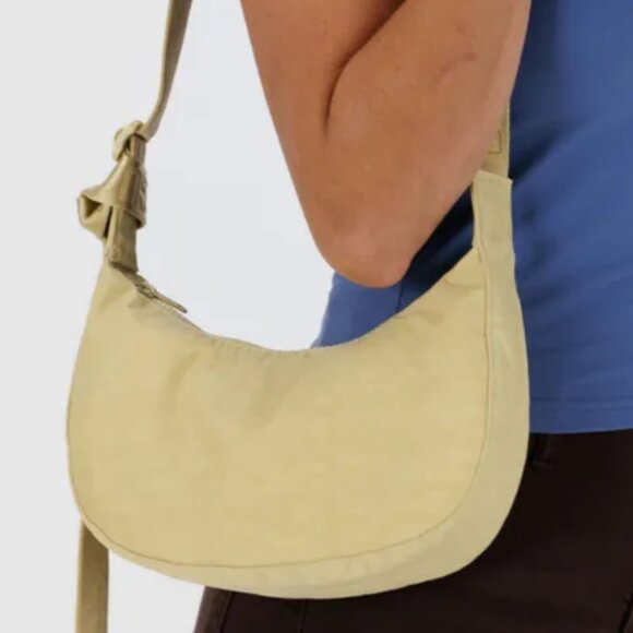 *NWT BAGGU Small Nylon Crescent Shoulder Bag in Butter Shade - Picture 2 of 7